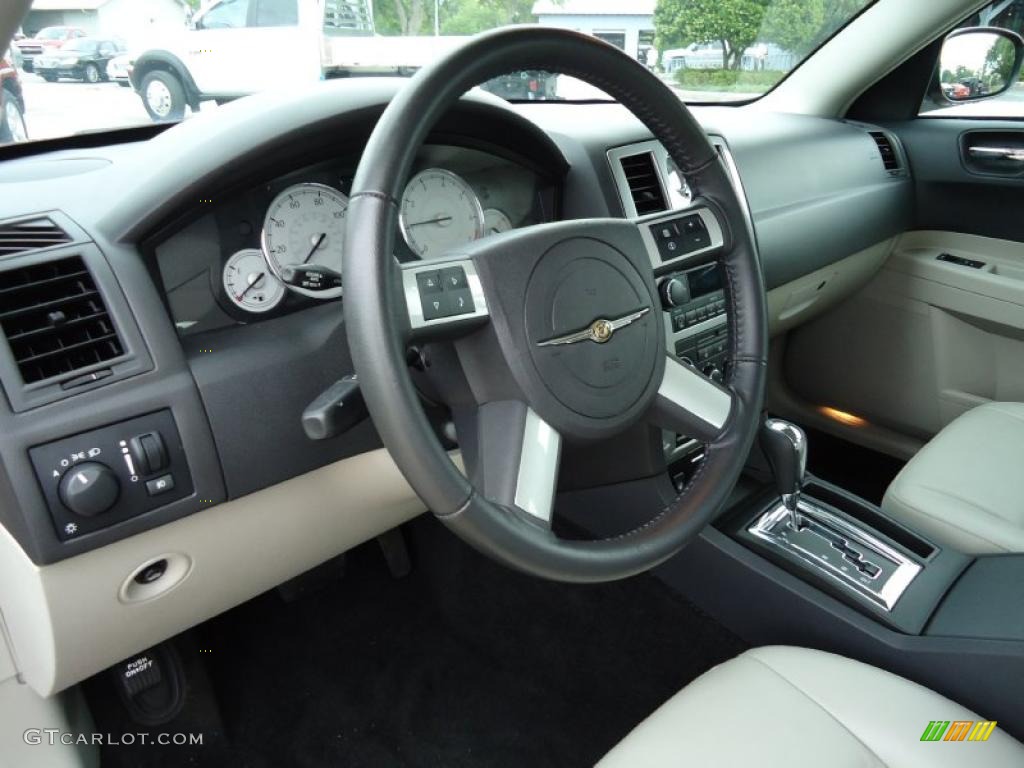 2007 Chrysler 300 Touring Dark Slate Gray/Light Graystone Steering Wheel Photo #47310815