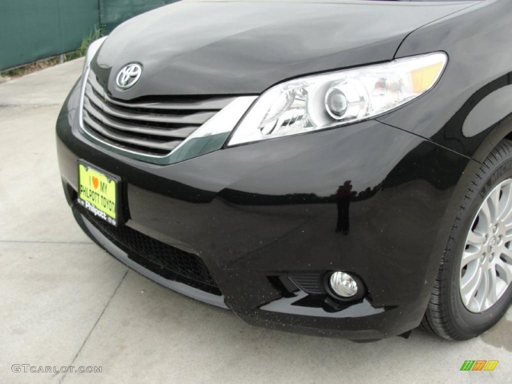 2011 Sienna XLE - Black / Light Gray photo #10