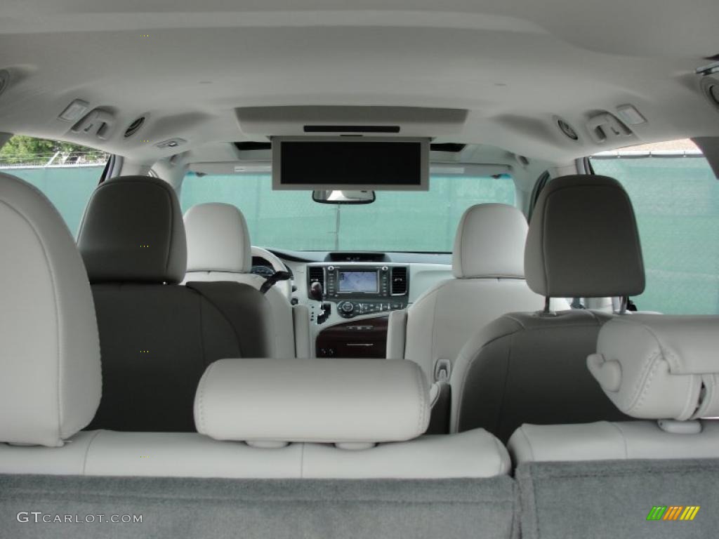 2011 Sienna XLE - Black / Light Gray photo #21