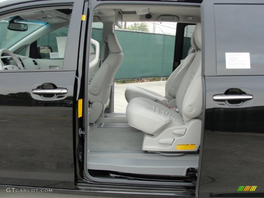 2011 Sienna XLE - Black / Light Gray photo #23