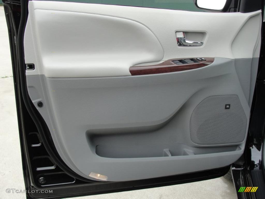 2011 Toyota Sienna XLE Door Panel Photos