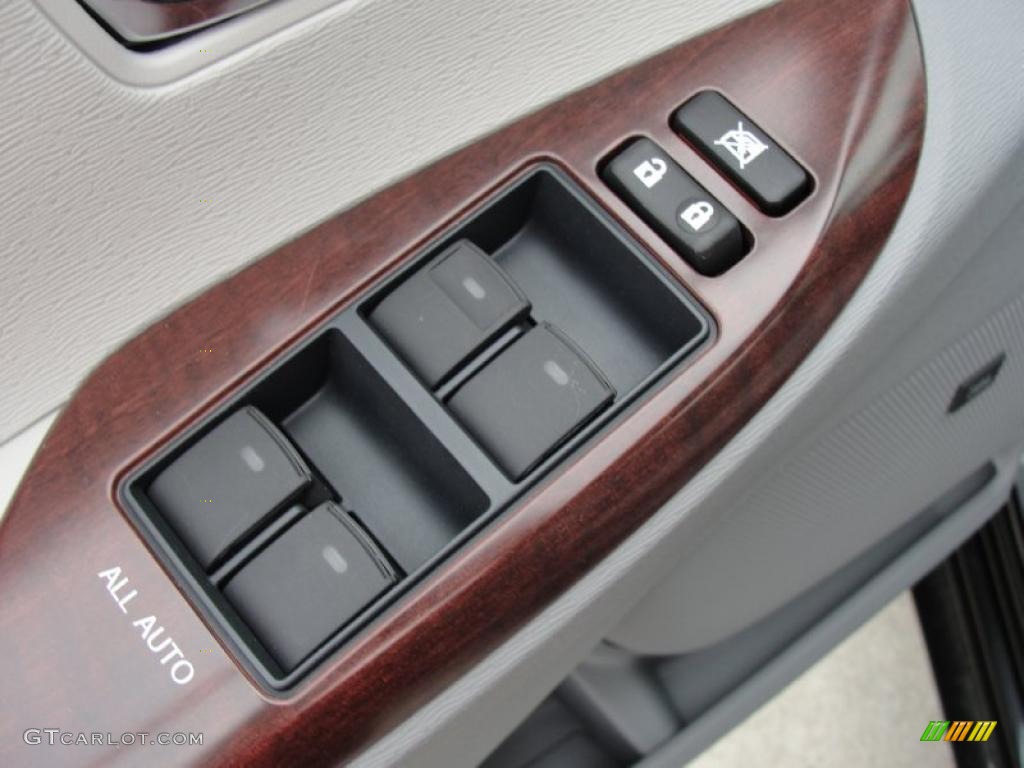 2011 Toyota Sienna XLE Controls Photo #47313575