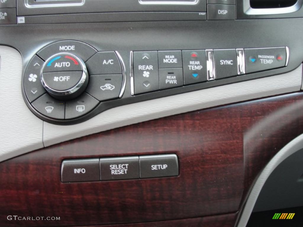 2011 Toyota Sienna XLE Controls Photos