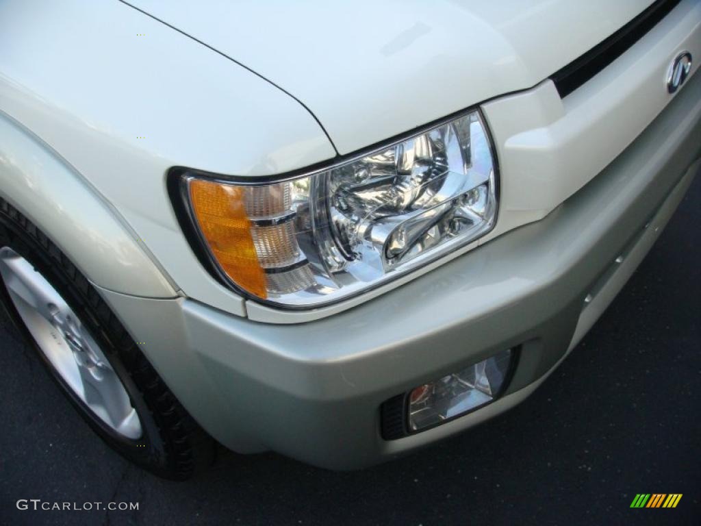 2001 QX4 4x4 - Dover White / Stone Beige photo #11