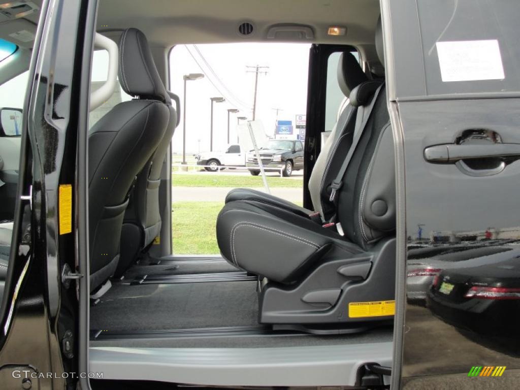 Dark Charcoal Interior 2011 Toyota Sienna SE Photo #47314208