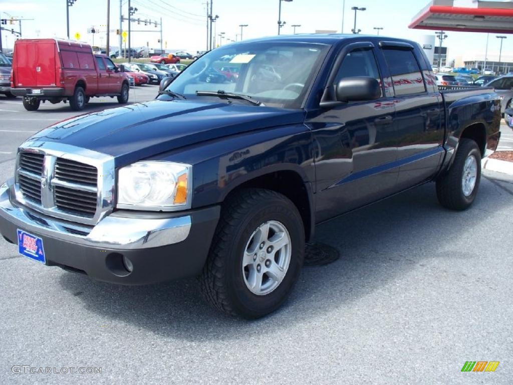 2005 Dakota SLT Quad Cab 4x4 - Patriot Blue Pearl / Medium Slate Gray photo #1