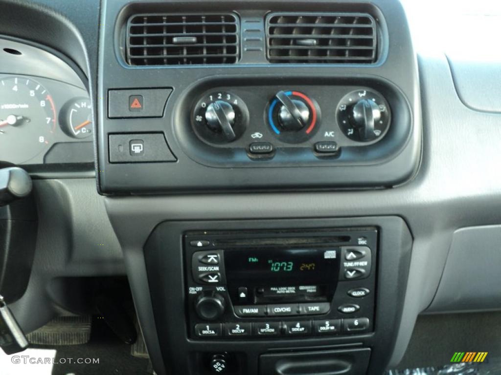 2000 Nissan Pathfinder SE 4x4 Controls Photo #47320658
