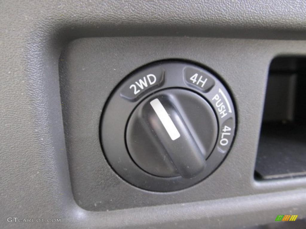 2005 Nissan Xterra S 4x4 Controls Photo #47327091