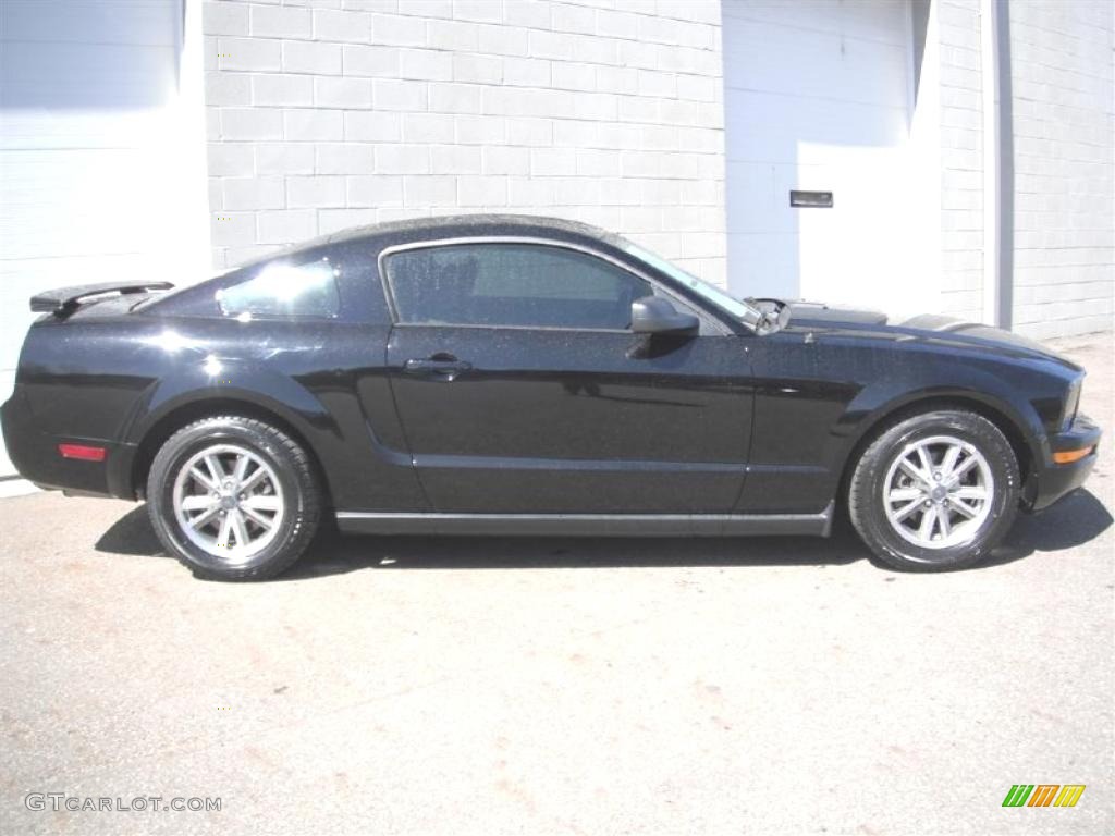 2005 Mustang V6 Deluxe Coupe - Black / Medium Parchment photo #4