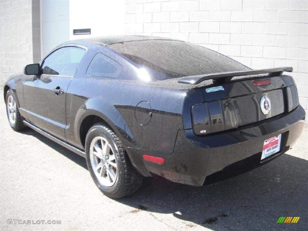 2005 Mustang V6 Deluxe Coupe - Black / Medium Parchment photo #6
