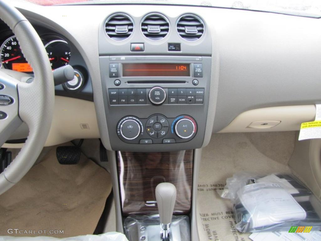 Winter Frost White Nissan Altima S Photo