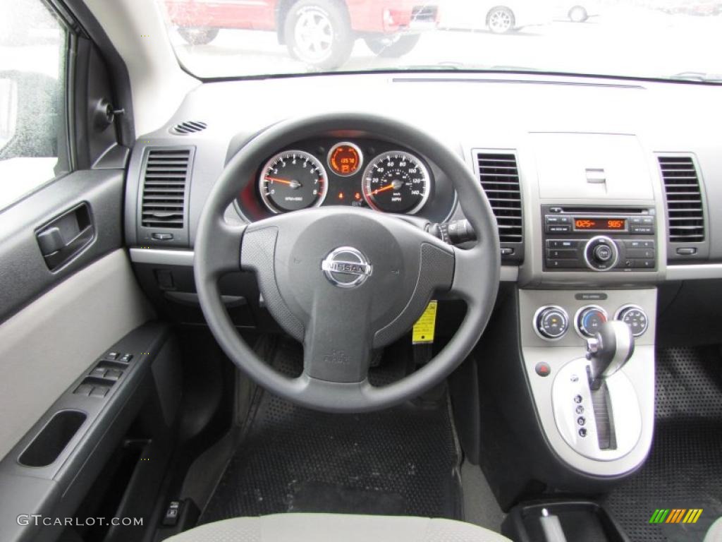 2010 Nissan Sentra 2.0 Controls Photo #47339368
