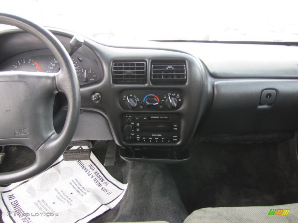 1997 Cutlass Supreme SL Sedan - Bright White / Graphite photo #13