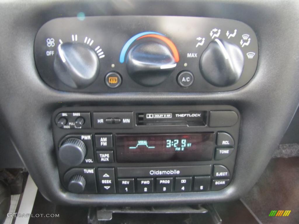 1997 Oldsmobile Cutlass Supreme SL Sedan Controls Photo #47342930