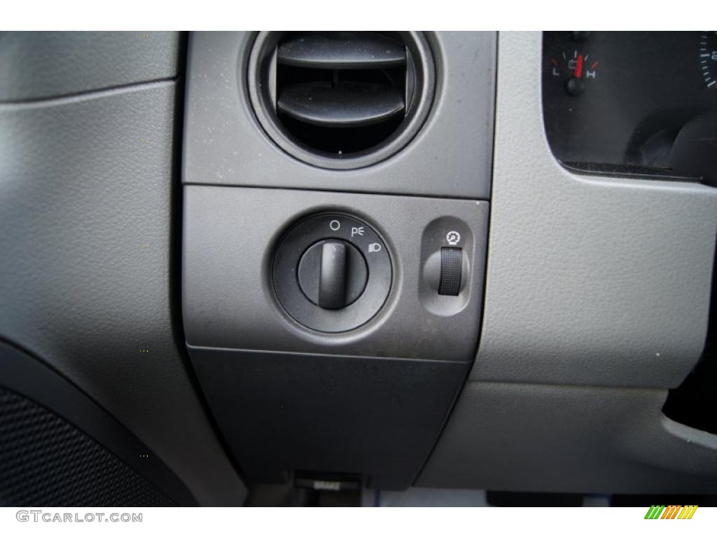 2005 F150 XL SuperCab - Oxford White / Medium Flint Grey photo #30