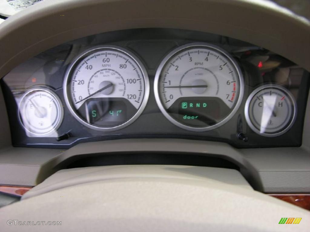 2008 Chrysler Town & Country Touring Gauges Photo #47344025