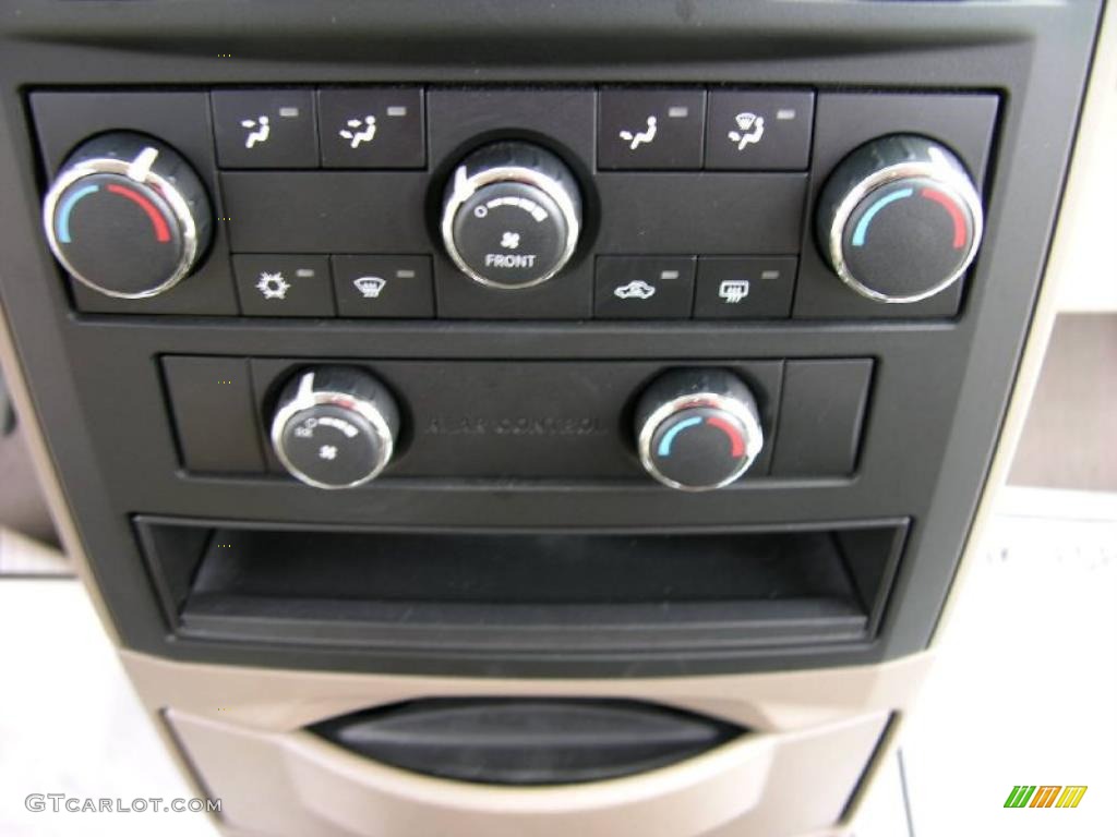 2008 Chrysler Town & Country Touring Controls Photo #47344046