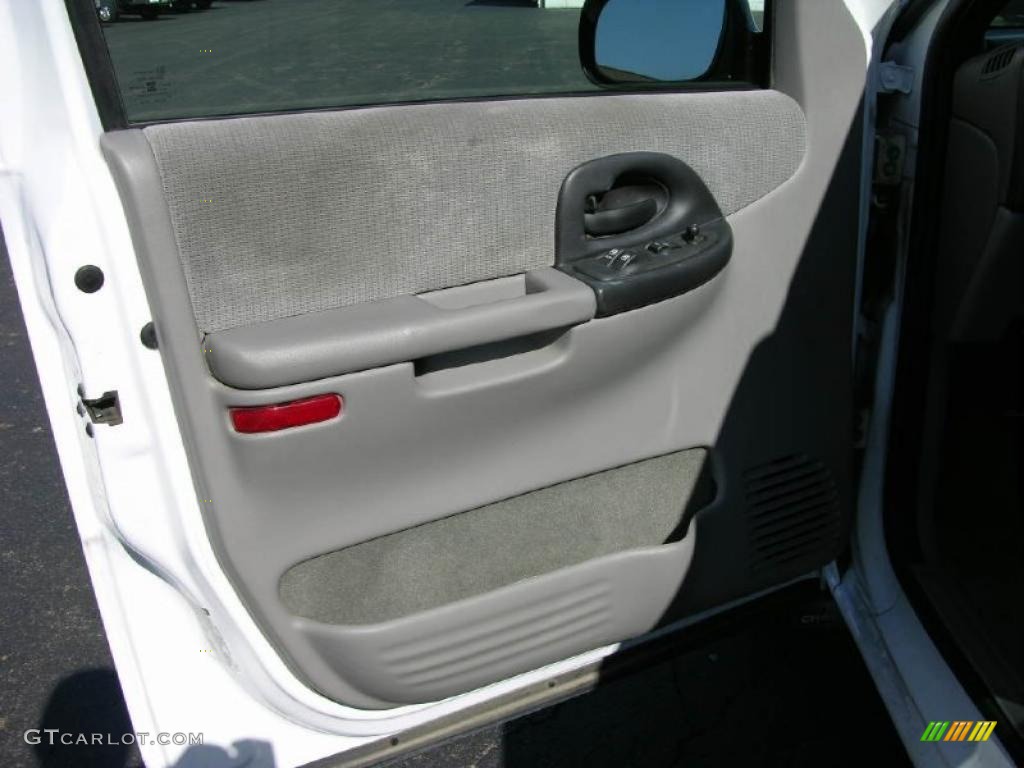 2002 Venture  - Bright White / Medium Gray photo #9