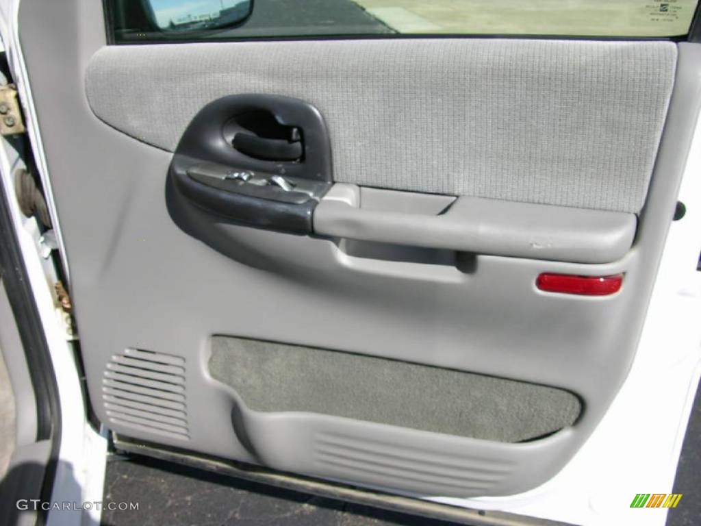 2002 Venture  - Bright White / Medium Gray photo #13