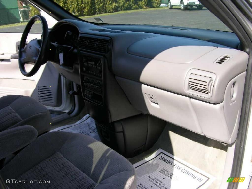 2002 Venture  - Bright White / Medium Gray photo #14