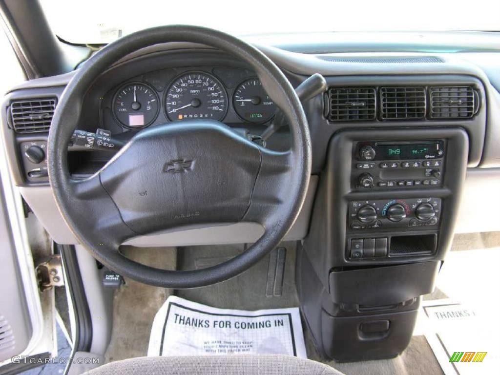 2002 Venture  - Bright White / Medium Gray photo #19