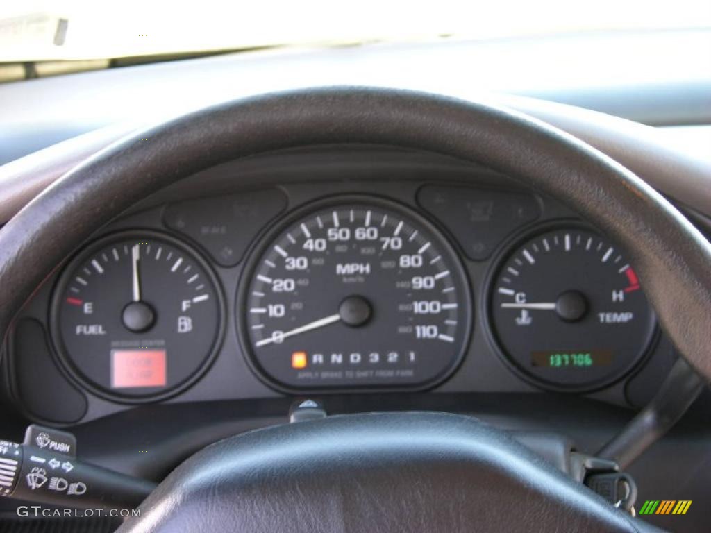 2002 Venture  - Bright White / Medium Gray photo #20