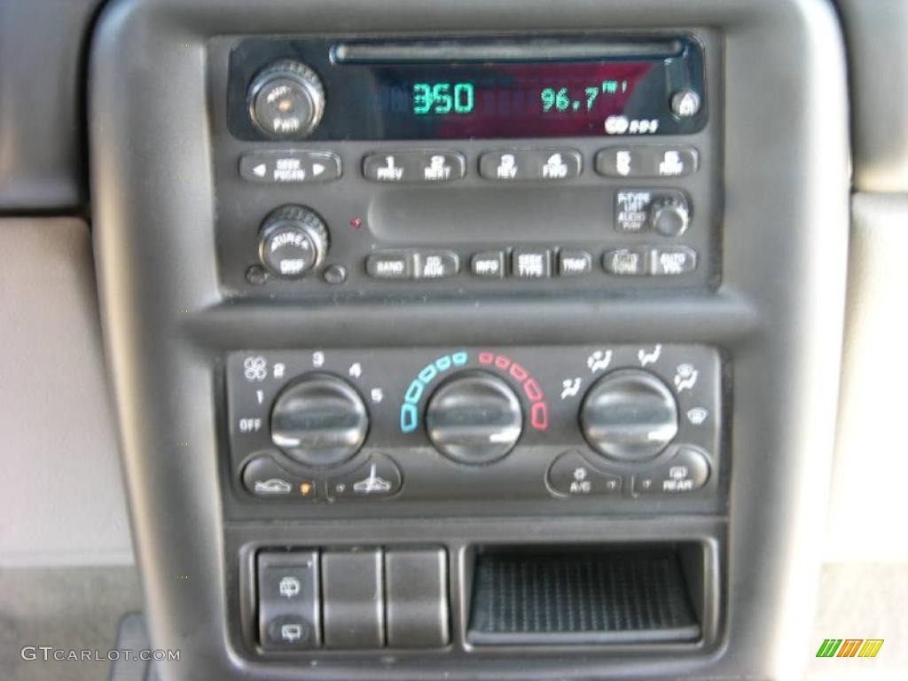 2002 Venture  - Bright White / Medium Gray photo #23
