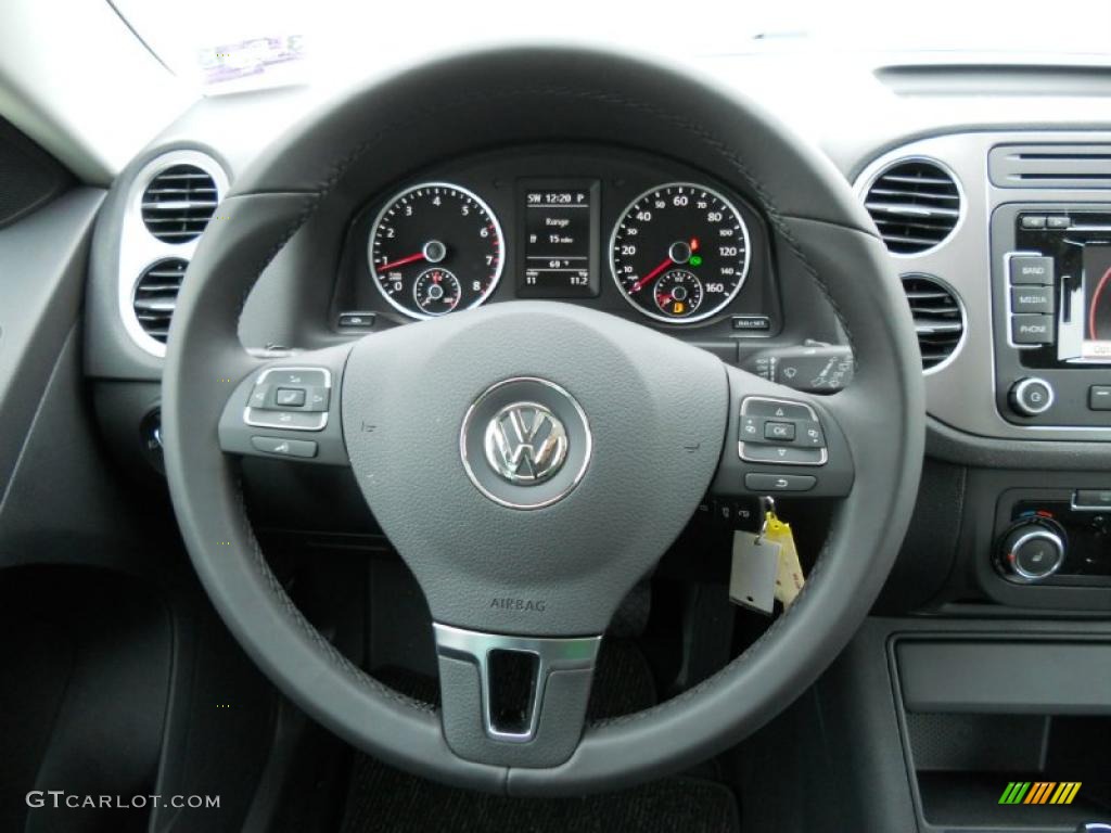 2011 Tiguan SE - Reflex Silver Metallic / Charcoal photo #16