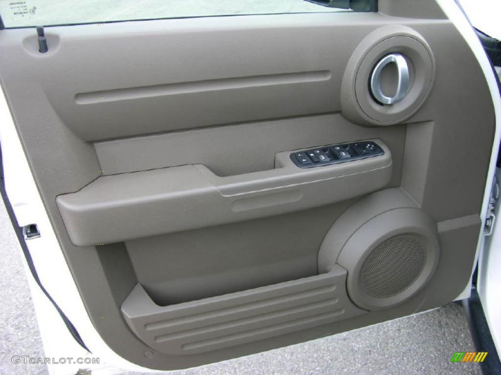 2010 Nitro SE 4x4 - Stone White / Khaki photo #9