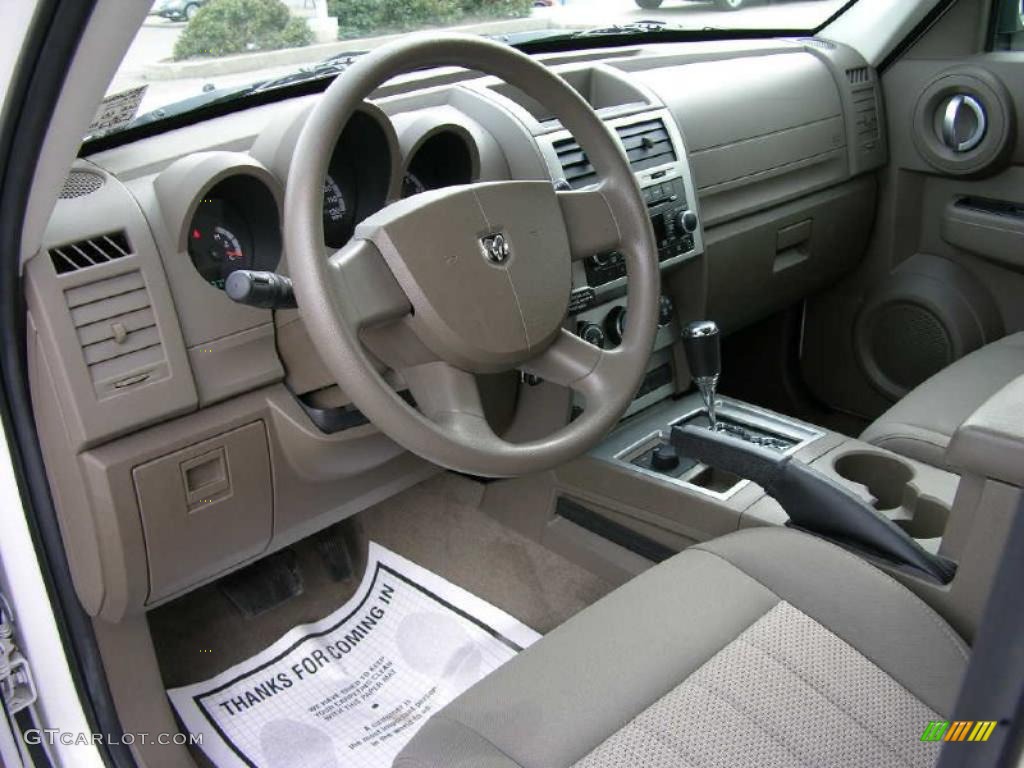 2010 Nitro SE 4x4 - Stone White / Khaki photo #10