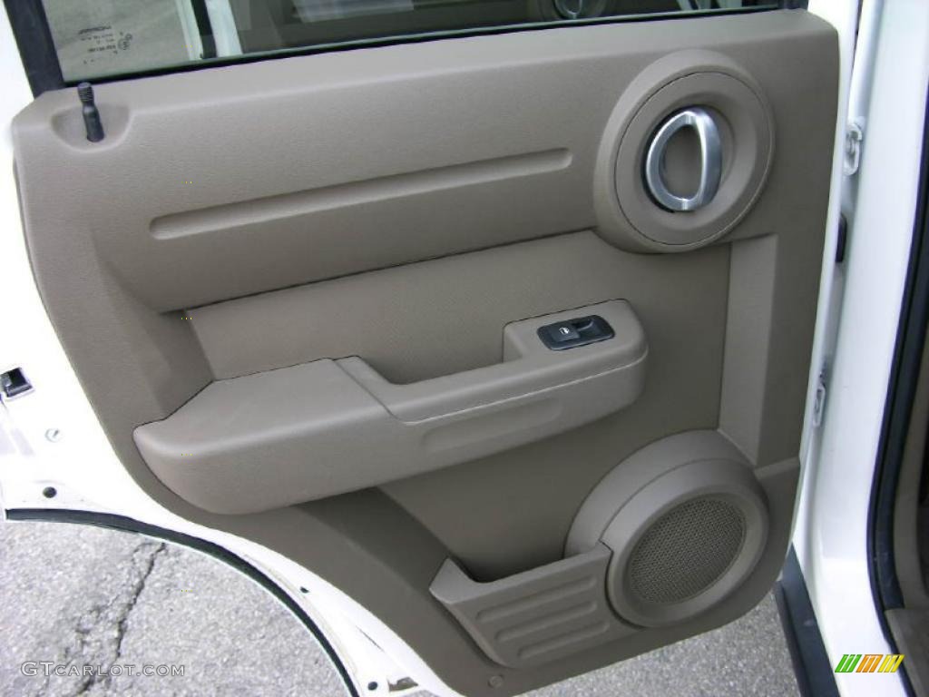 2010 Nitro SE 4x4 - Stone White / Khaki photo #12