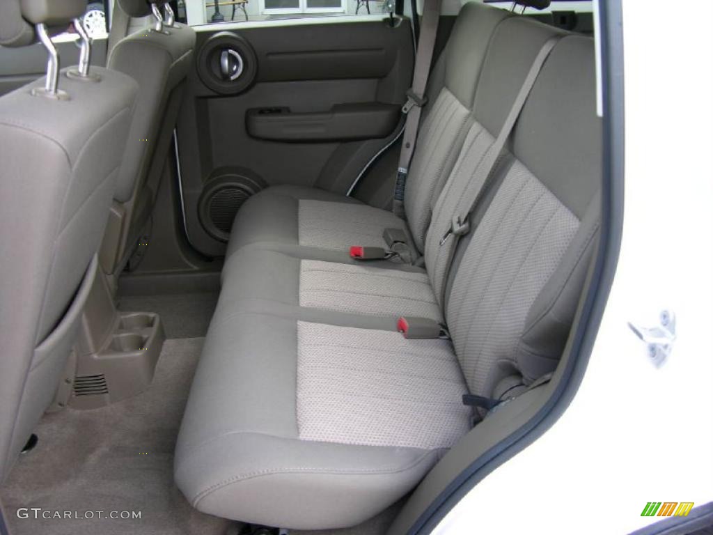2010 Nitro SE 4x4 - Stone White / Khaki photo #13