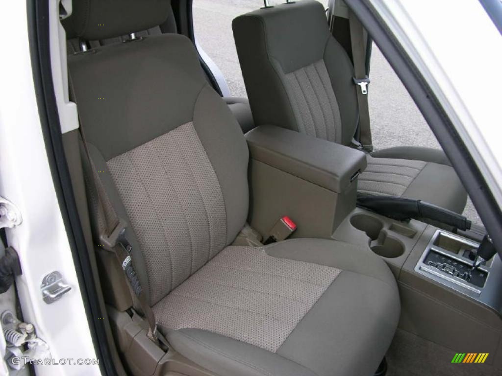 2010 Nitro SE 4x4 - Stone White / Khaki photo #17