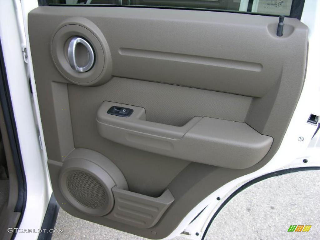 2010 Nitro SE 4x4 - Stone White / Khaki photo #18