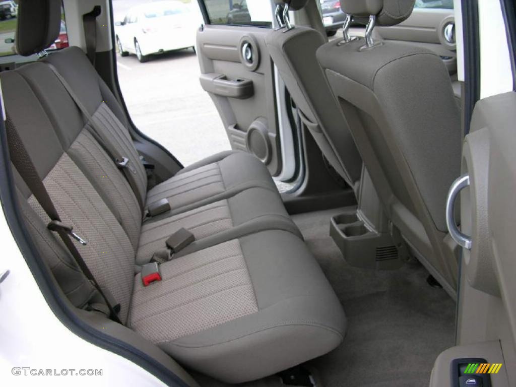 2010 Nitro SE 4x4 - Stone White / Khaki photo #19