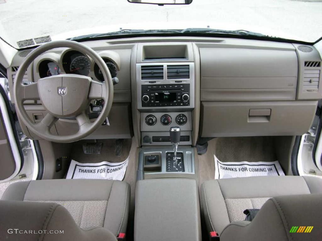 2010 Nitro SE 4x4 - Stone White / Khaki photo #20