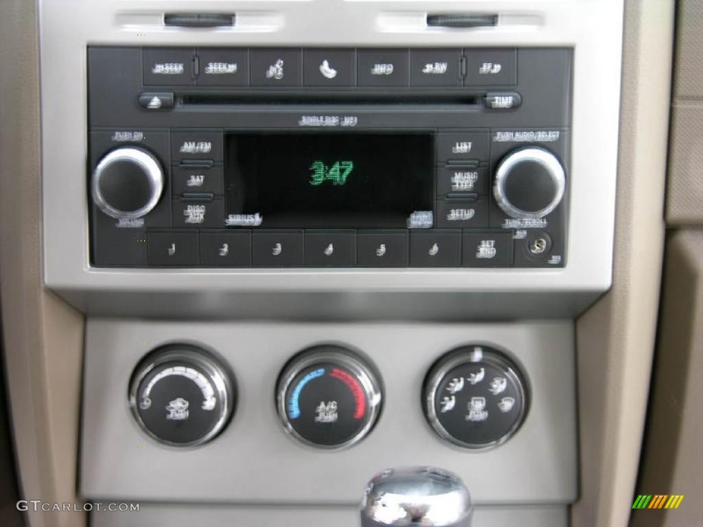 2010 Nitro SE 4x4 - Stone White / Khaki photo #24