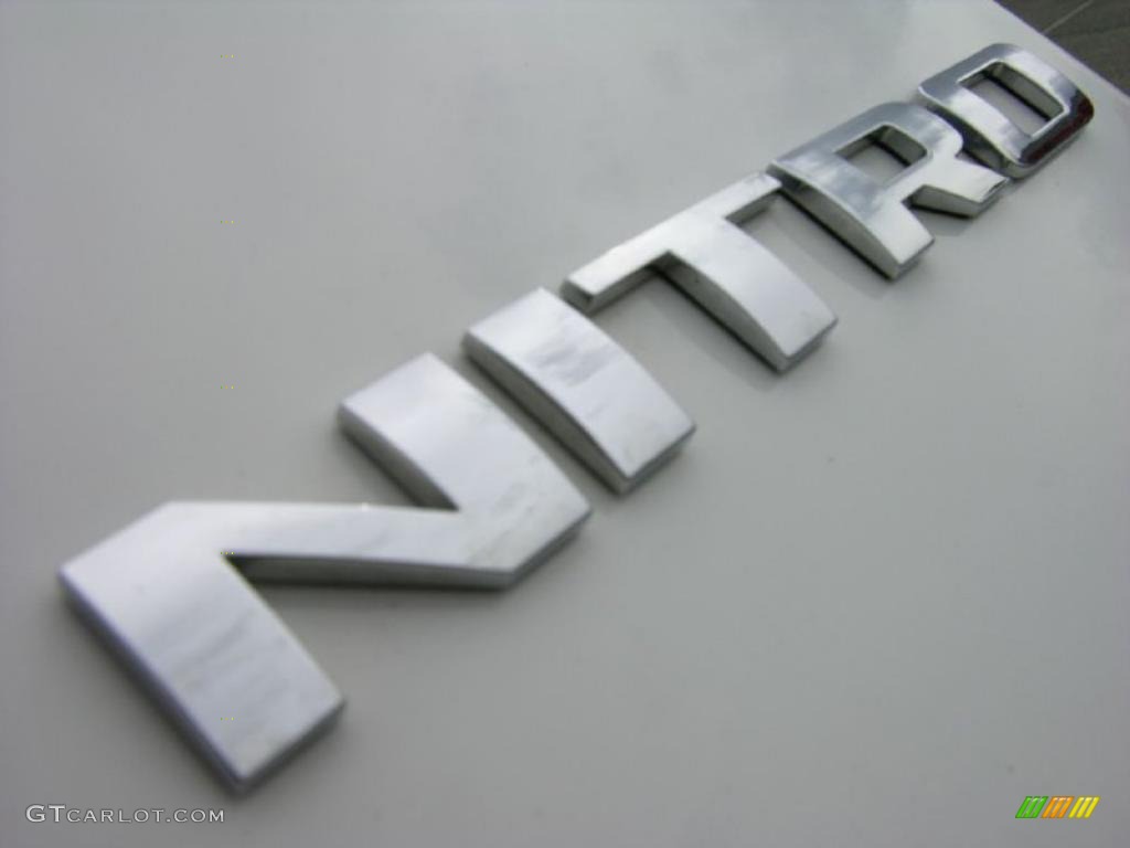 2010 Nitro SE 4x4 - Stone White / Khaki photo #38