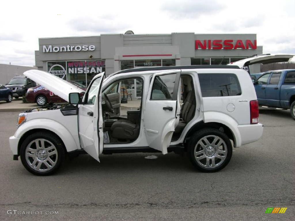 2010 Nitro SE 4x4 - Stone White / Khaki photo #39