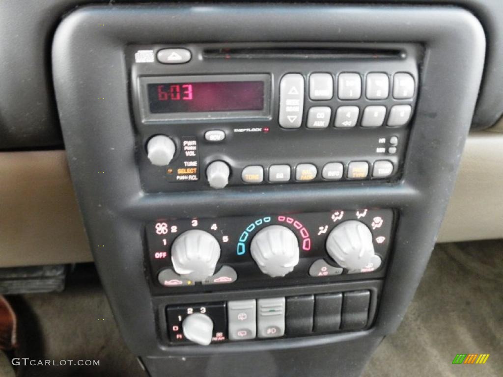 2002 Pontiac Montana Standard Montana Model Controls Photo #47347088