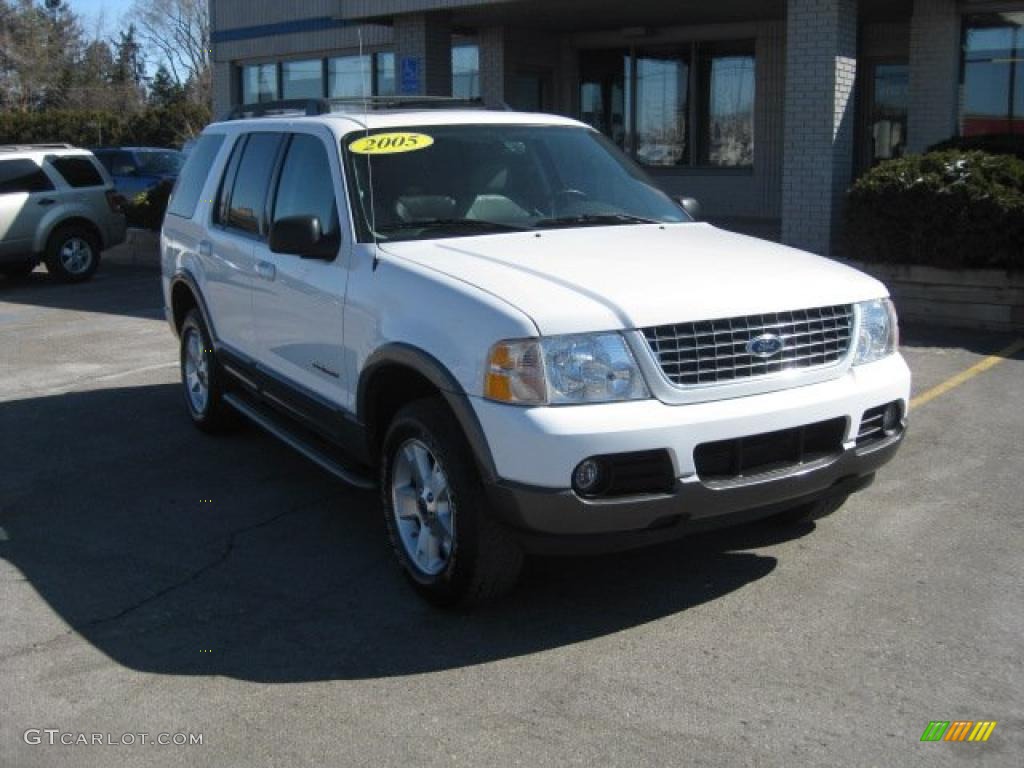 2005 Explorer XLT 4x4 - Oxford White / Graphite photo #1