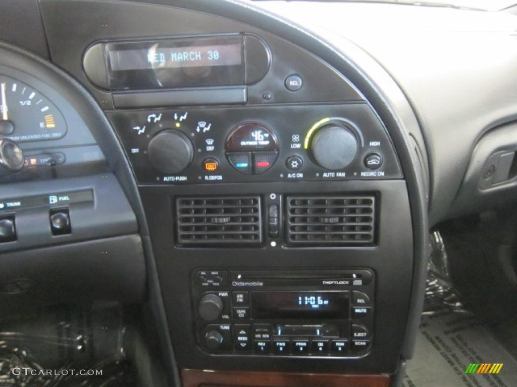 1999 Oldsmobile Aurora Standard Aurora Model Controls Photo #47353586