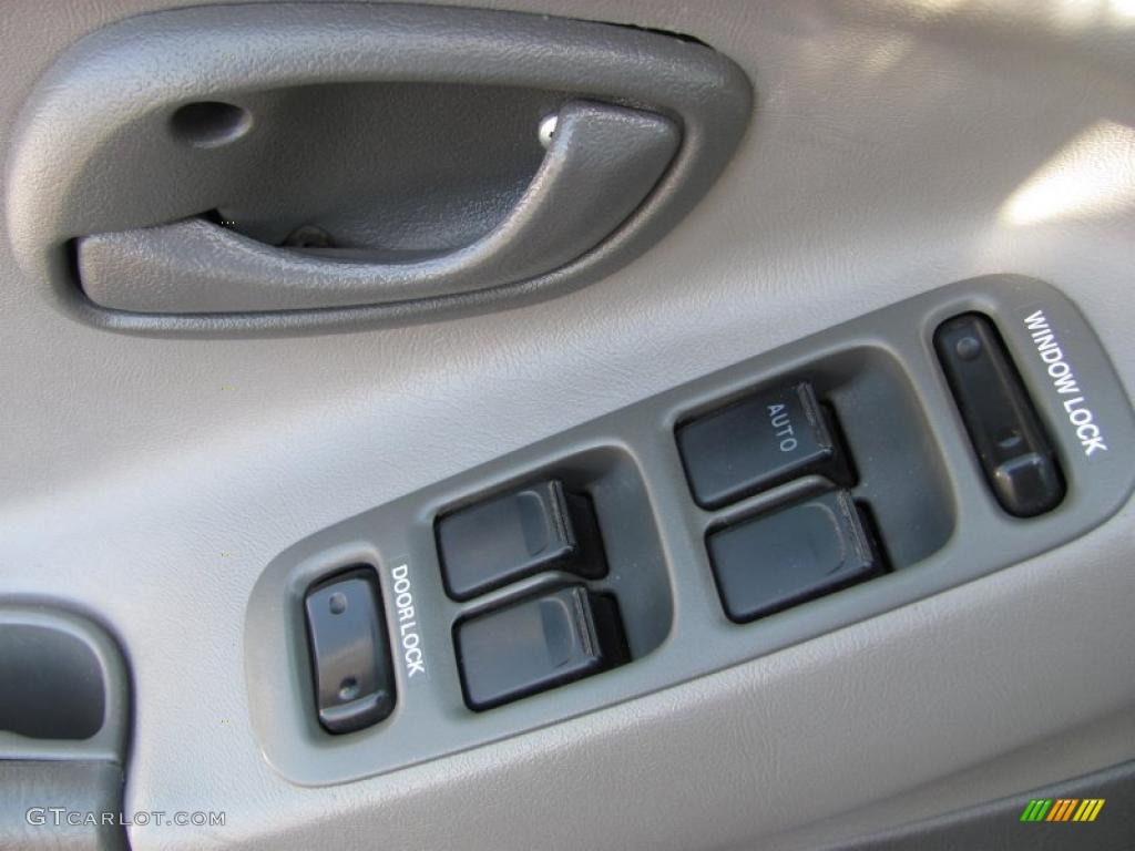 2003 Chevrolet Tracker 4WD Hard Top Controls Photo #47356421