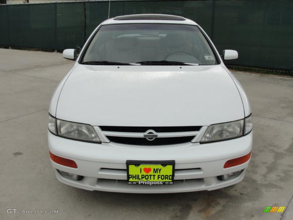 1998 Maxima GLE - Arctic White Pearl Metallic / Beige photo #8
