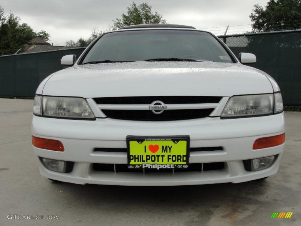 1998 Maxima GLE - Arctic White Pearl Metallic / Beige photo #9