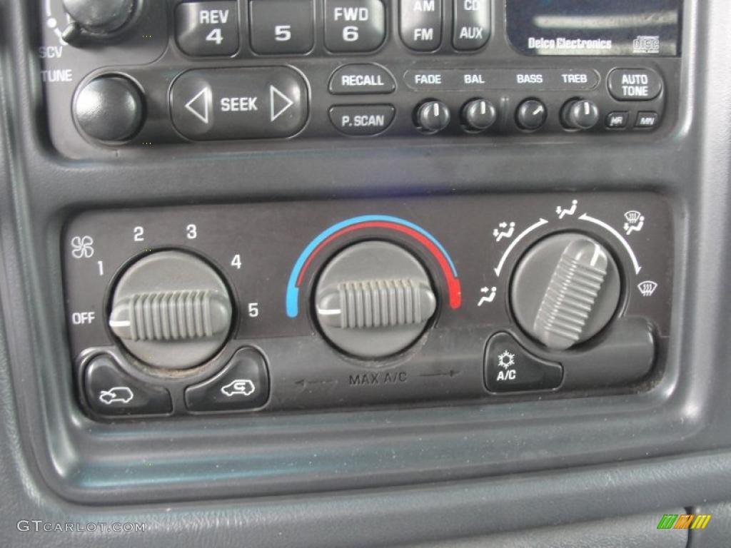 2002 GMC Sierra 2500HD SLT Crew Cab 4x4 Controls Photo #47360585
