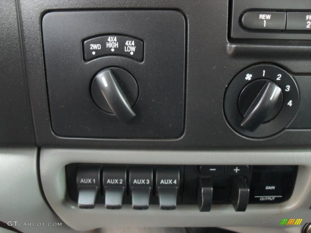 2006 Ford F350 Super Duty XLT Crew Cab 4x4 Chassis Controls Photo #47361290