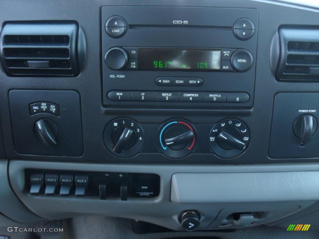 2006 Ford F350 Super Duty XLT Crew Cab 4x4 Chassis Controls Photo #47361305