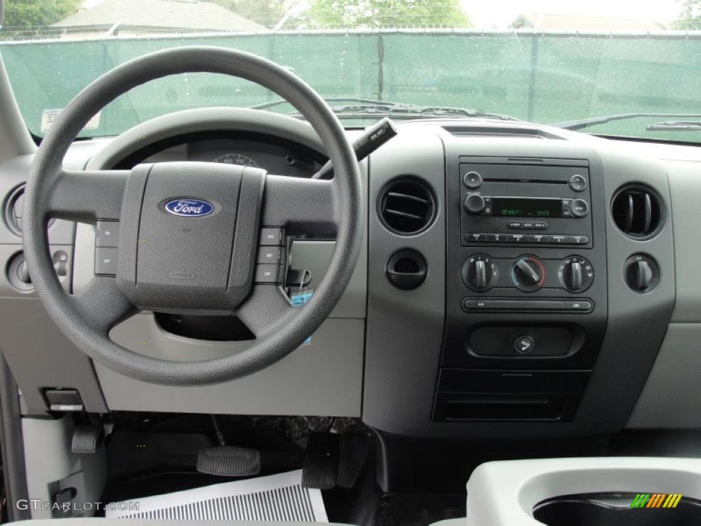 2006 Ford F150 STX SuperCab Medium/Dark Flint Steering Wheel Photo #47362621