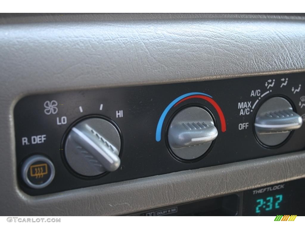 2001 Chevrolet Astro LT AWD Passenger Van Controls Photo #47363804